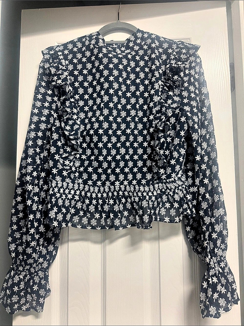 Vestique Short Top Floral Ruffle Sleeve Top in Blue Size Small NWT